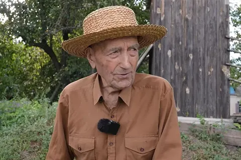 101-річний Михайло Руденко з Полтавщини сам доглядає город і пасіку