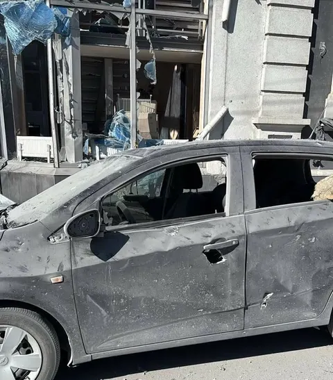 Удар по підприємству на Кременчуччині: двоє поранених, пошкоджені будівлі й авто