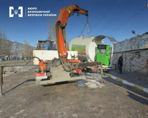 Нелегальну АЗС у Дніпрі викрили полтавські детективи: 1300 літрів дизеля вилучили
