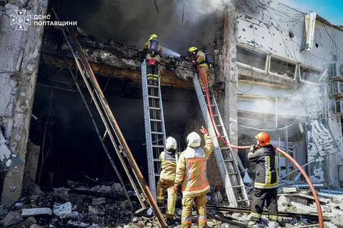 РФ вдарила по залізниці та складу на Полтавщині, повторно атакувала рятувальників