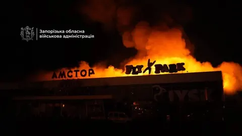 У Запоріжжі ворожий удар зруйнував ТЦ «Амстор»: є постраждалі