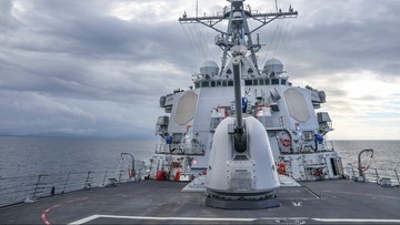 Американський есмінець пройшов повз острови, на які претендує Китай
