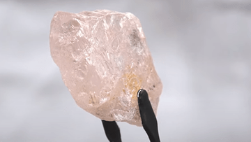 Ангола.  Знайдено найбільший рожевий алмаз за останні 300 років