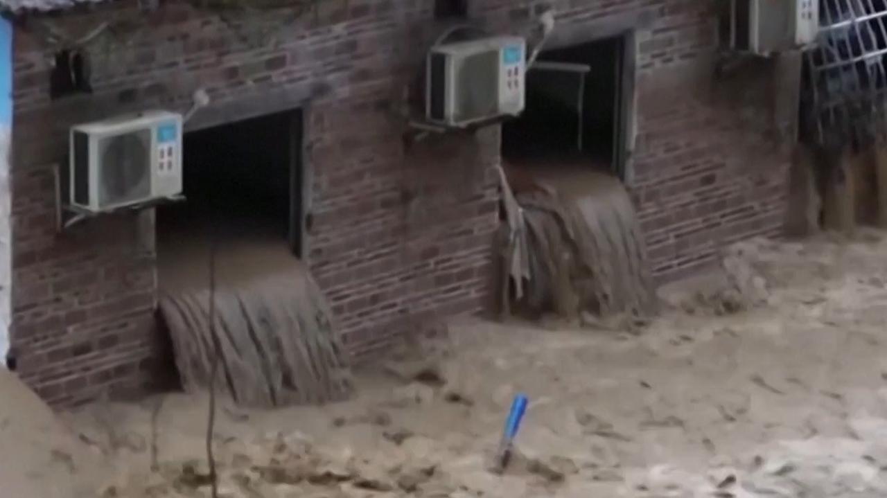 Екстремальні повені в Китаї.  Продовжує дощ