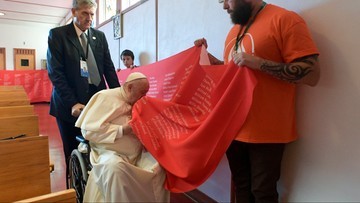 Канада.  Папа Римський поцілував прапор з іменами дітей, які загинули в загальноосвітніх школах