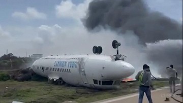 Сомалі.  Катастрофа в аеропорту Могадішо.  Літак спалахнув