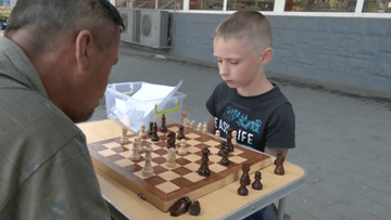 Україна.  8-річний підліток грає в шахи за гроші на вулицях Луцька, щоб допомогти військовим