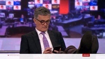 Ведуча BBC з ногами на столі.  Це показали в ефірі