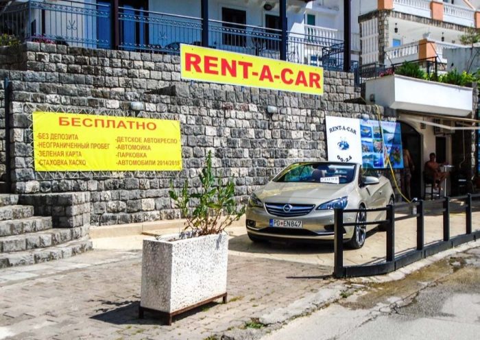 Вуличний офіс оренди автомобілів в Чорногорії
