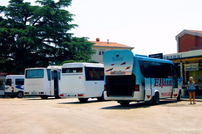 Автобус з багажним відділенням у Чорногорії