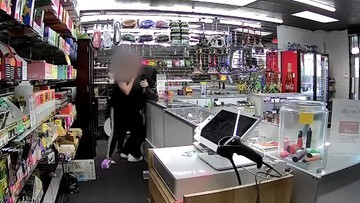 Лас-Вегас.  Він намагався пограбувати магазин.  Господар завдав йому кілька ударів ножем