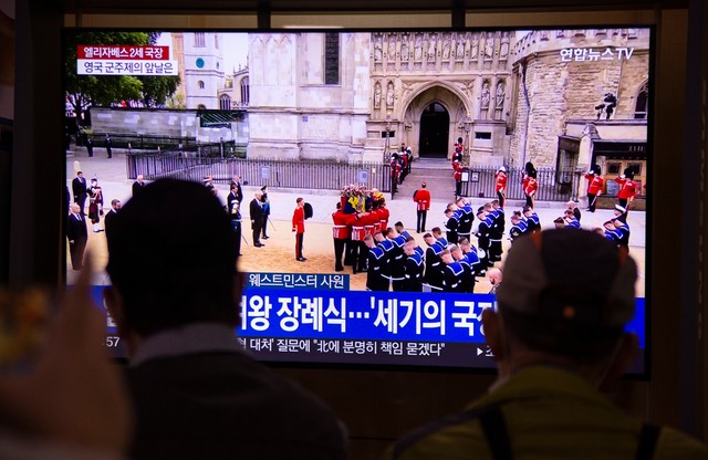 Трансляция на экране в Сеуле.