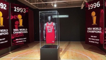 Футболку Майкла Джордана з фіналу НБА продали на аукціоні за рекордні 10 мільйонів доларів