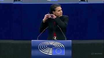 Європейський парламент.  Депутат від Швеції підстригла волосся на знак солідарності з іранськими жінками