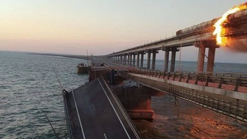 Пожежа на Кримському мосту.  Частина переходу обвалилася