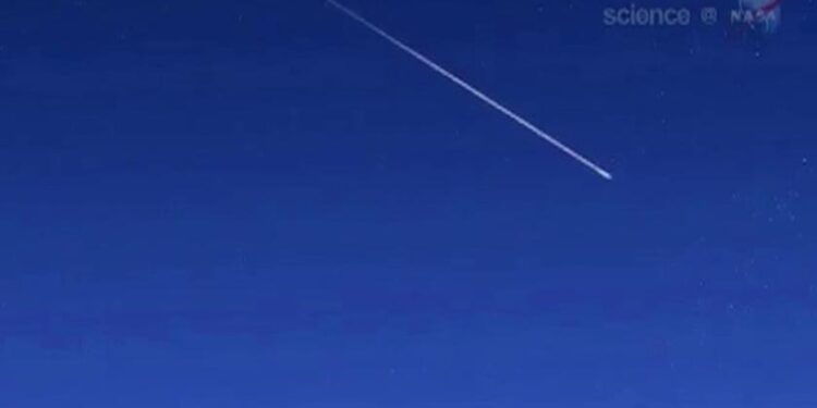 Ета-Аквариди - метеори, пов'язані з кометою Галлея (Наука NASA)